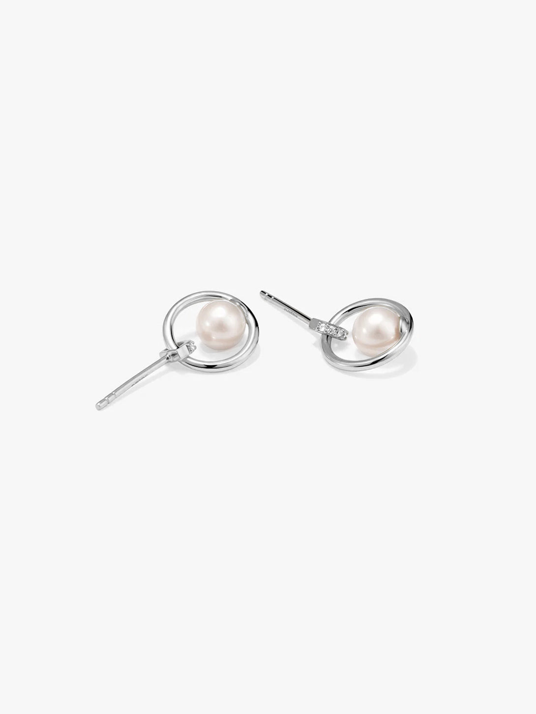 Silver Circle Pearl Studs - Stud Earrings - OOTDY